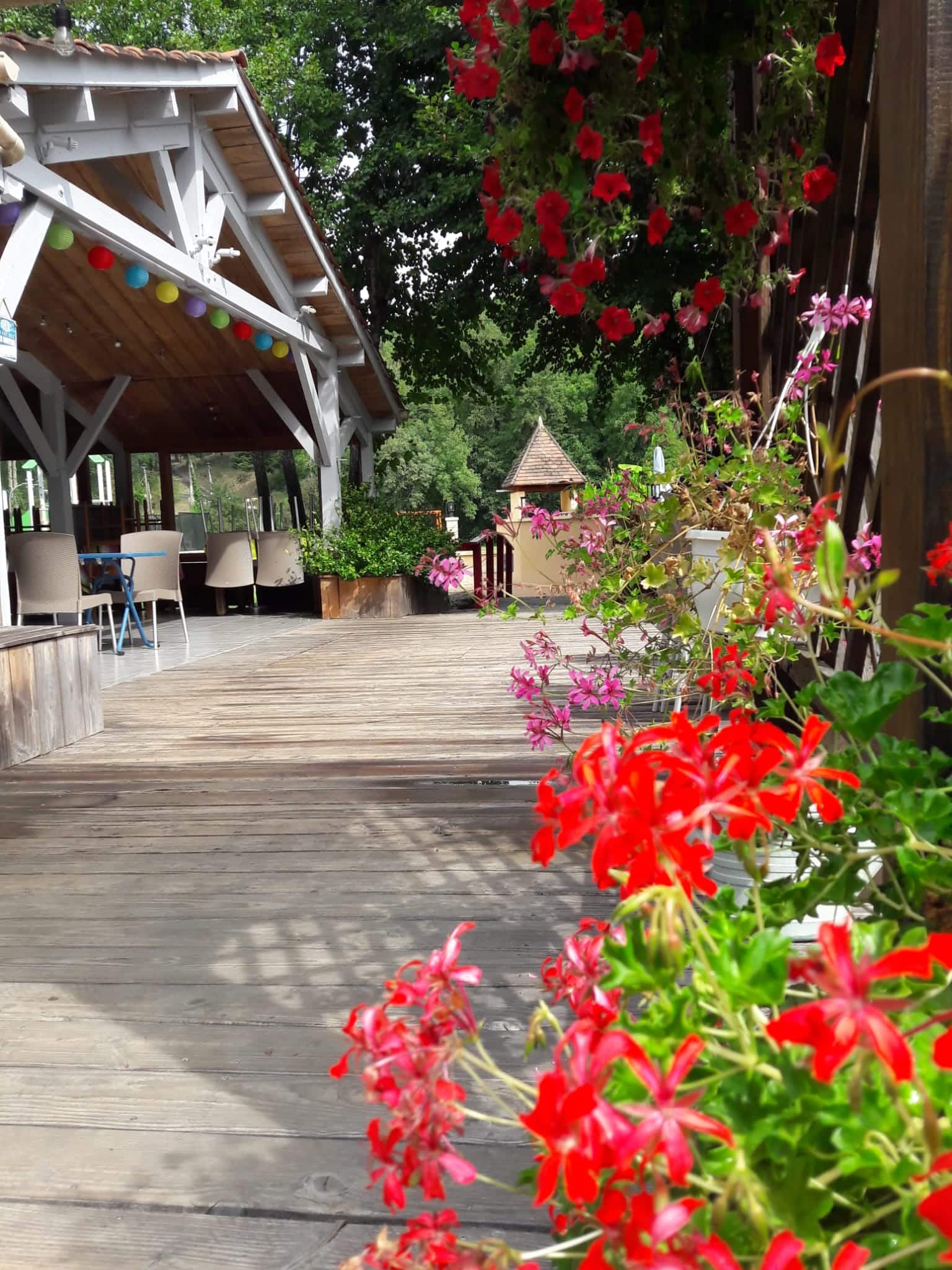 terrasse camping pont de mazerat en dordogne